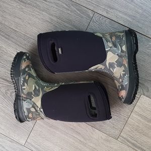 Bogs dinosaur print -30 degree rated waterproof winter / rain boots boys size 12